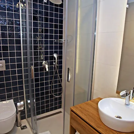 Aparthotel Queen Residences & 2*