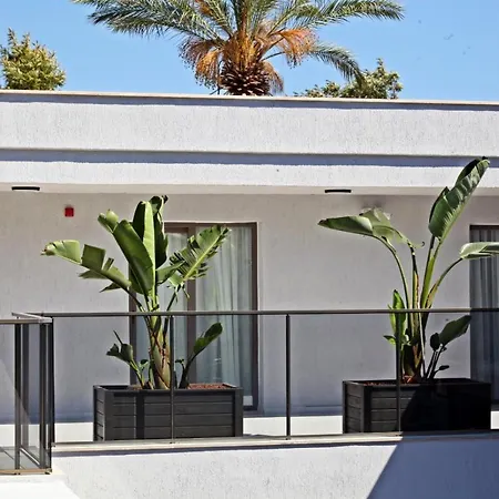 Queen Residences & 4*